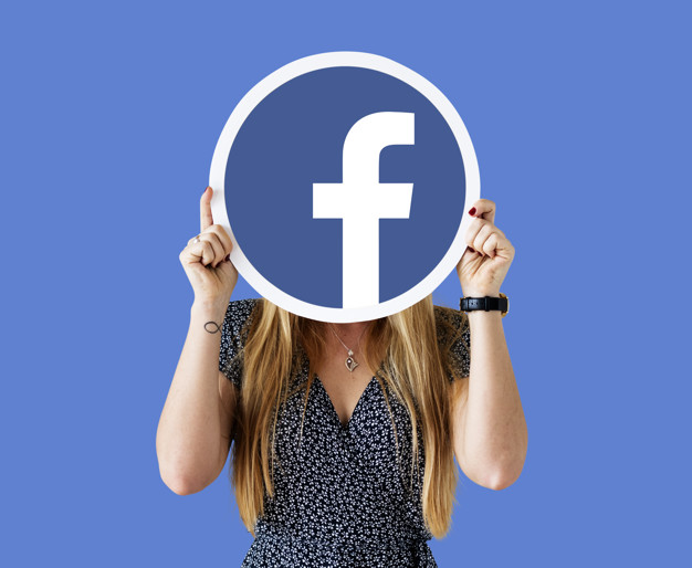 mujer con cartel de facebook